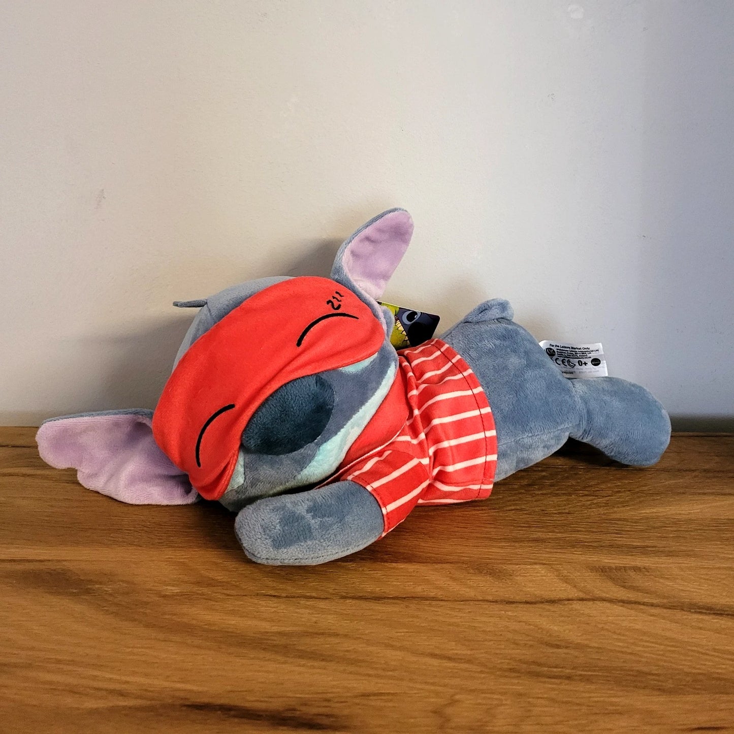 Disney Stitch mit Maske liegend wach schlafend Plüschtier Spielzeug Strampler Pyjama Kuscheltier NEU