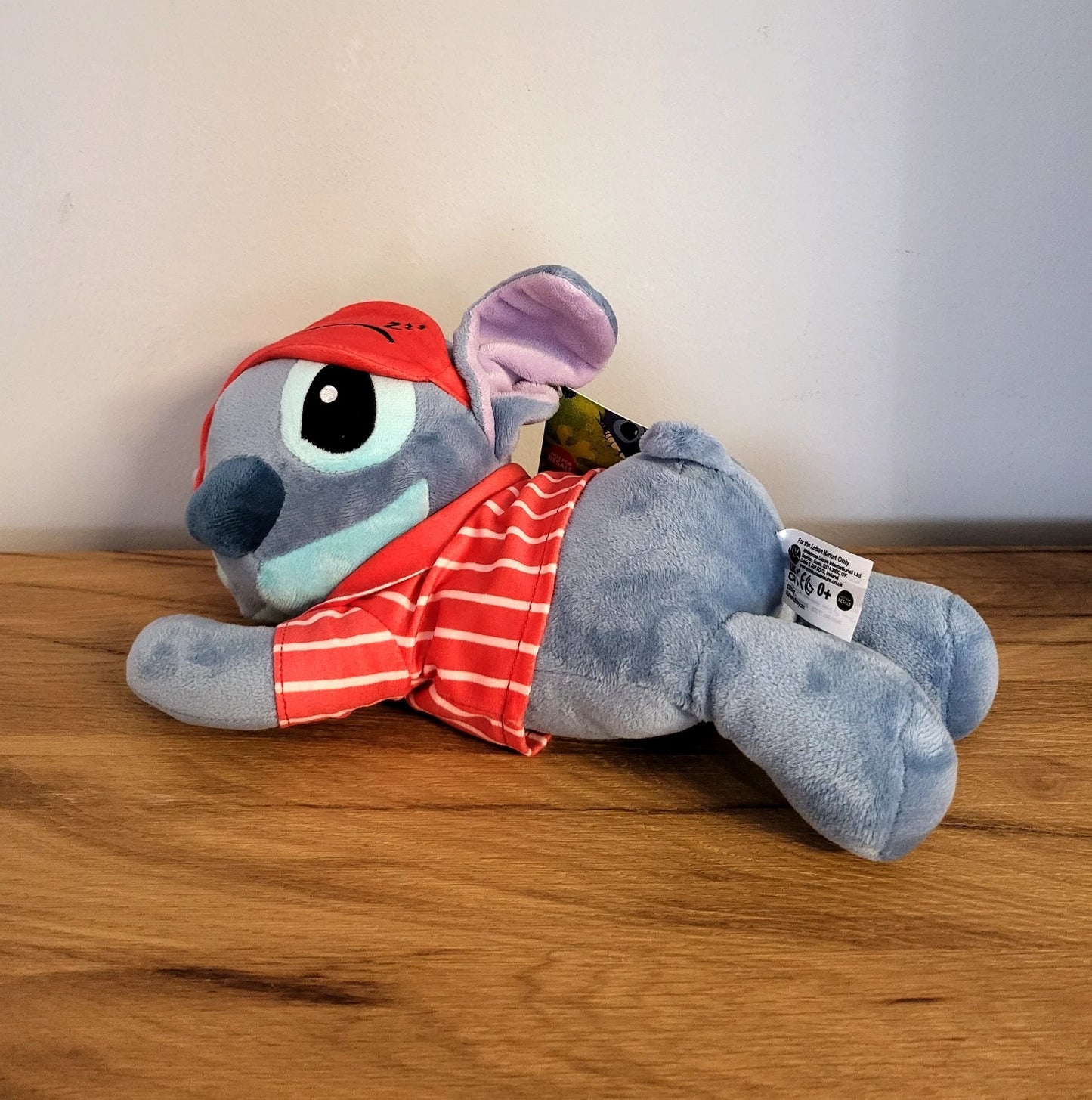Disney Stitch mit Maske liegend wach schlafend Plüschtier Spielzeug Strampler Pyjama Kuscheltier NEU