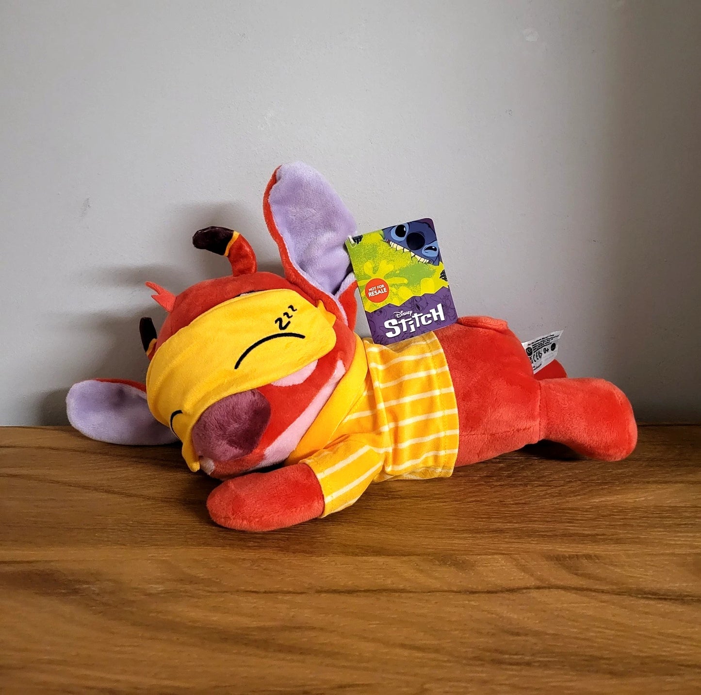 Disney Stitch Leroy mit Maske liegend wach schlafend Plüschtier Spielzeug Strampler Pyjama Kuscheltier NEU