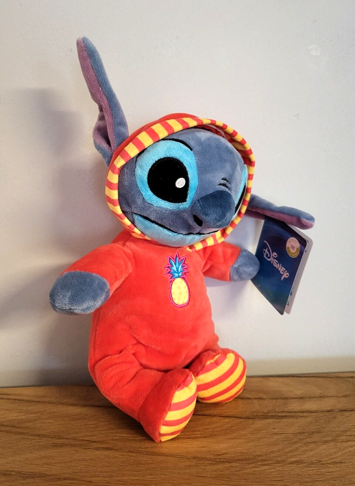 Disney Plüsch Stofftier Kuscheltier Stitch Pyjama Party im Strampler rot NEU