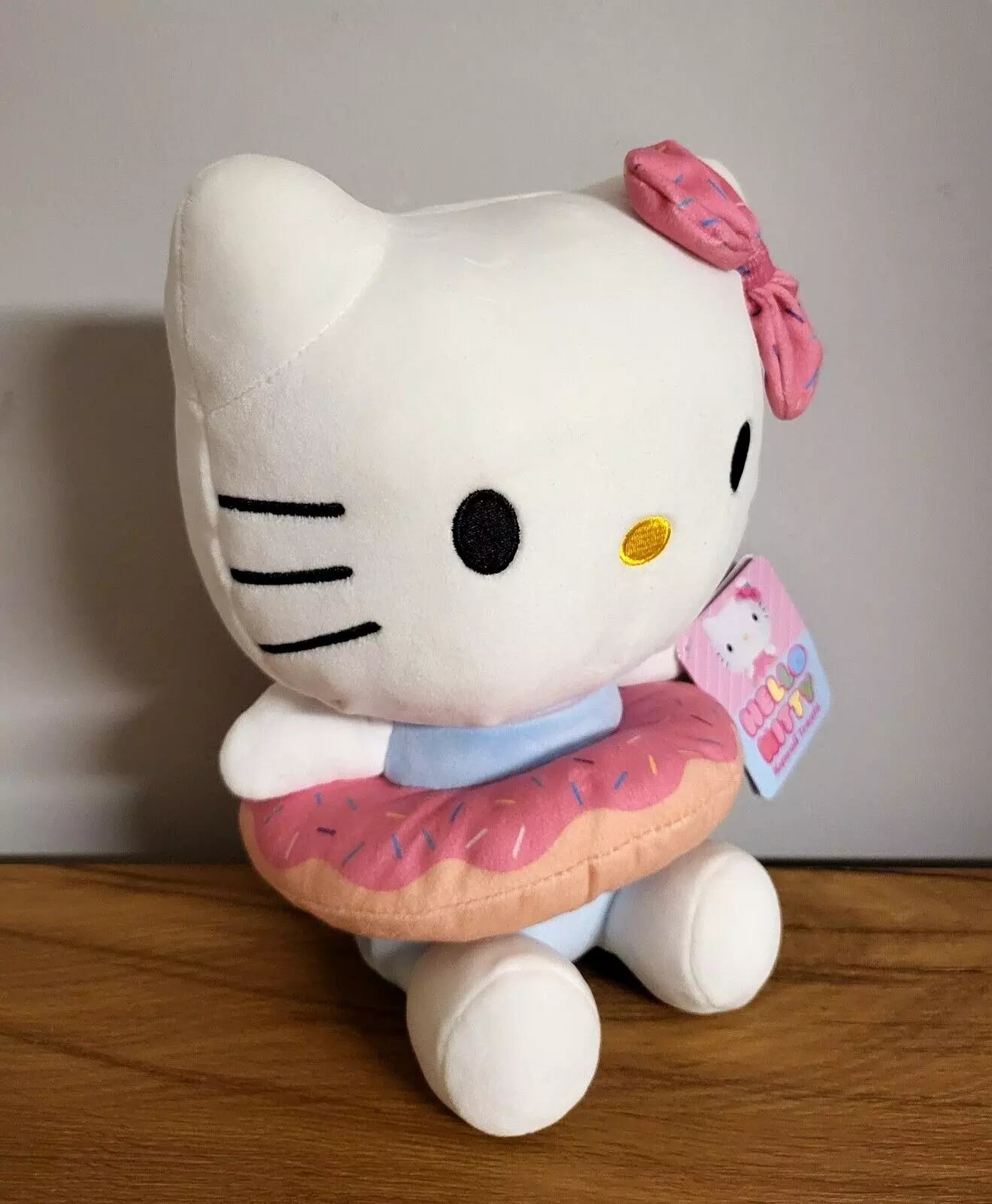 Hello Kitty mit Donut Plüsch Kuscheltier Kinder Spielzeug Katze Plüschtier 25cm Merch Sanrio NEU